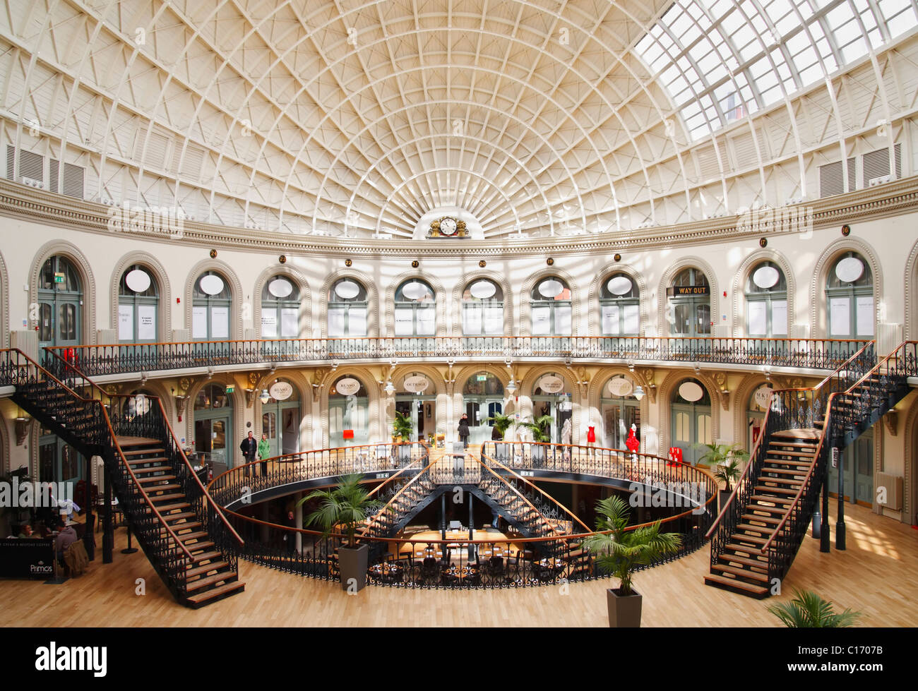 Tiendas y cafés en el maíz Exchage en Leeds, Yorkshire, Inglaterra, Reino Unido. Foto de stock