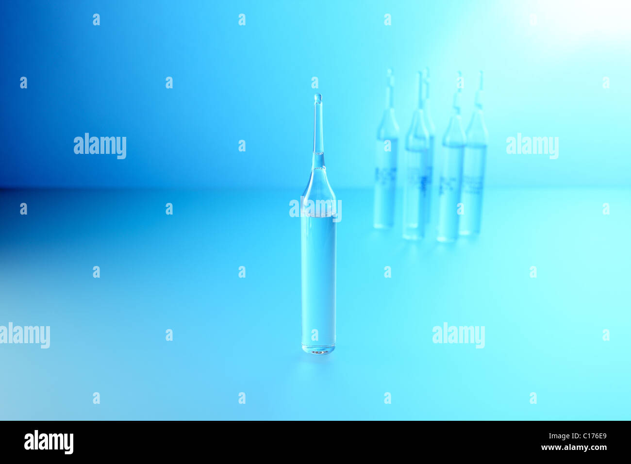 Ampolla con solución transparente,someras DOF. Foto de stock