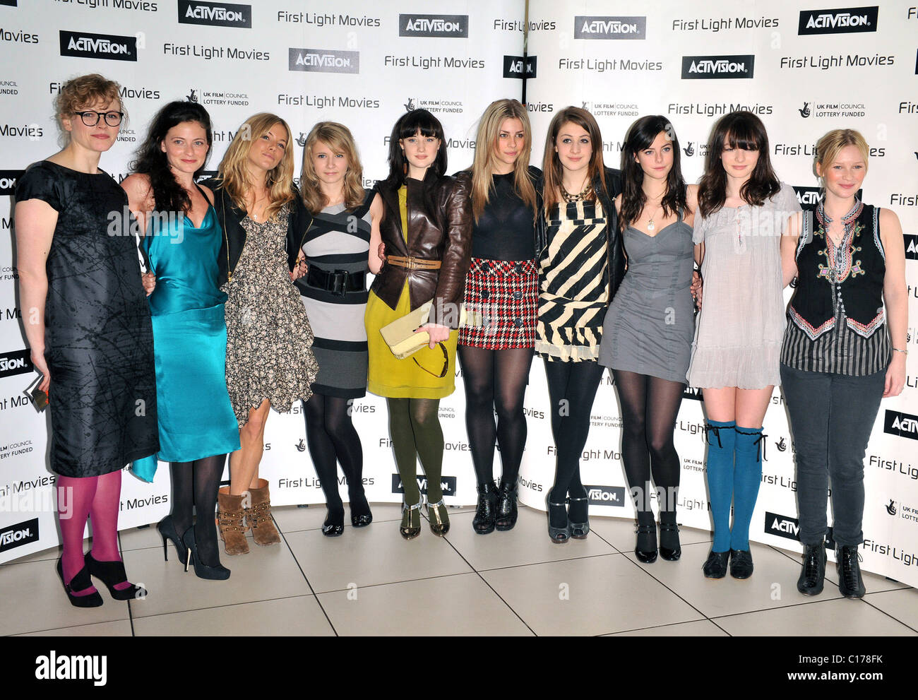 Sienna Miller Primera Luz Movie Awards celebrado en el Odeon de Leicester Square. Londres, Inglaterra - 17.03.09 : Foto de stock
