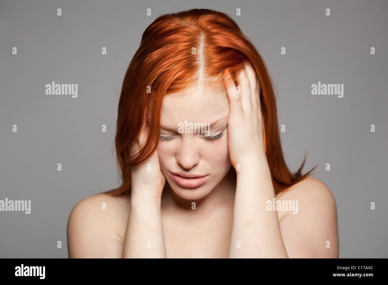Joven pelirroja mujer, angustiada, triste Foto de stock