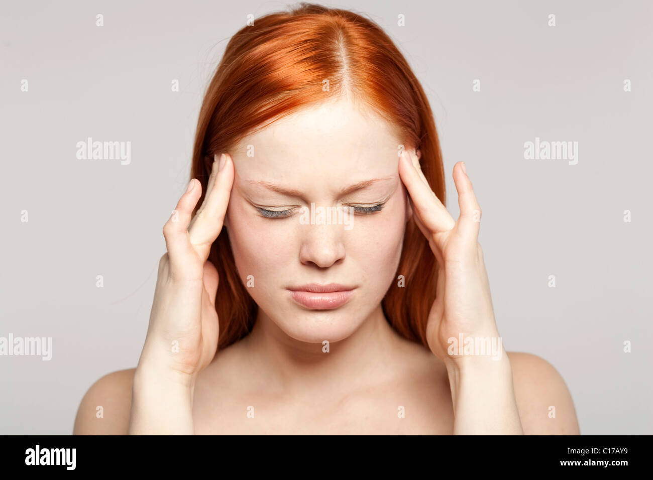 Joven pelirroja mujer con un dolor de cabeza, migraña Foto de stock