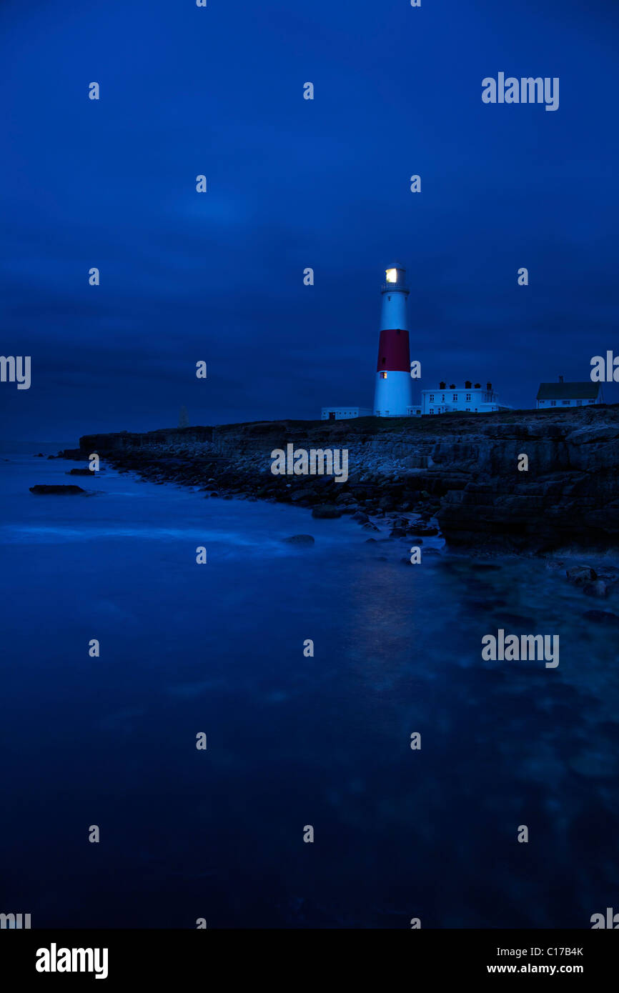 Portland Bill Faro, antes del amanecer, Sitio del Patrimonio Mundial de la Costa Jurásica, en Dorset, Inglaterra, UK, Reino Unido, GB Foto de stock