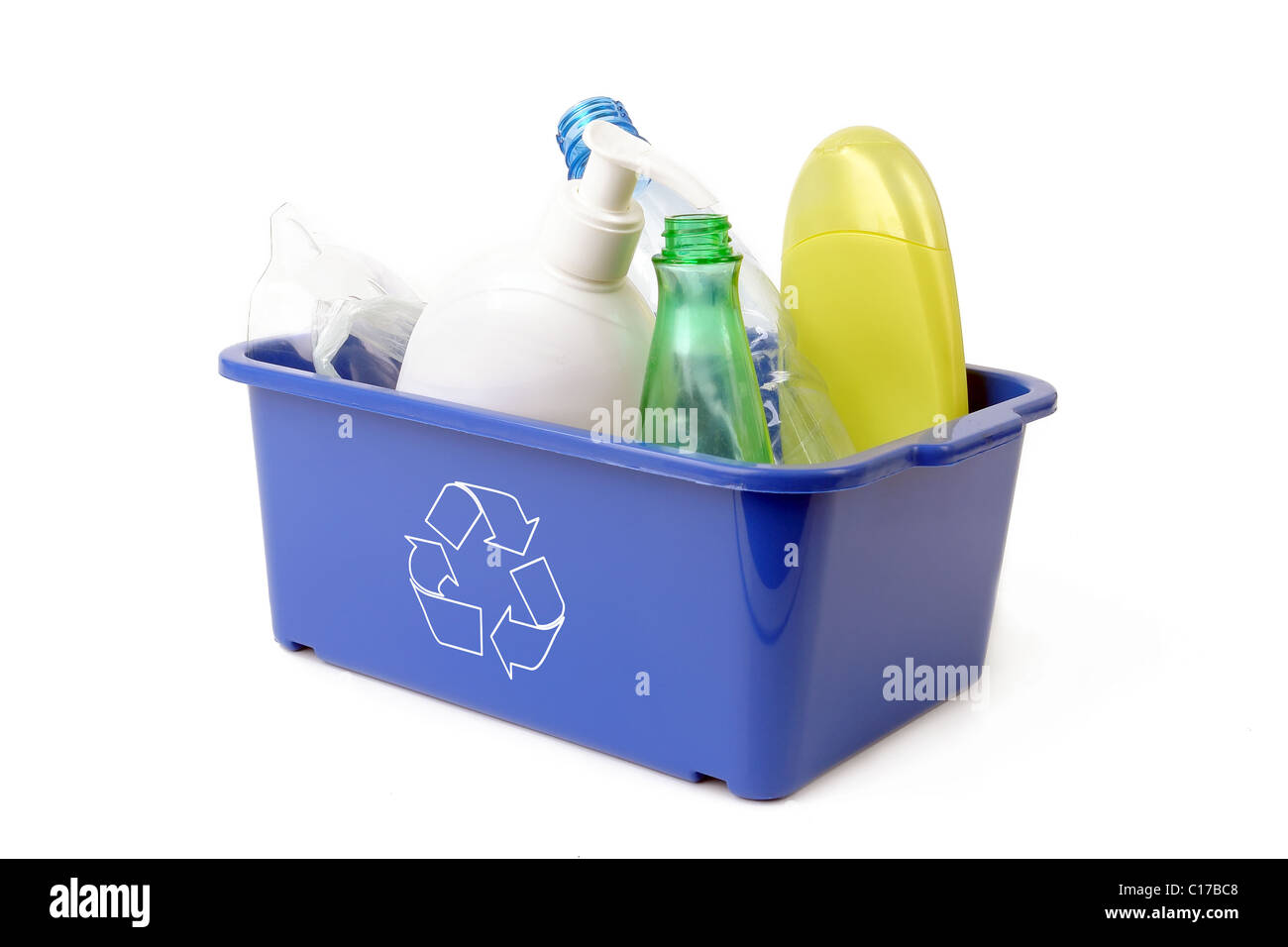 Bandeja de desecho de plástico azul con blanco símbolo de reciclado que contiene la basura plástica - sobre fondo blanco. Foto de stock
