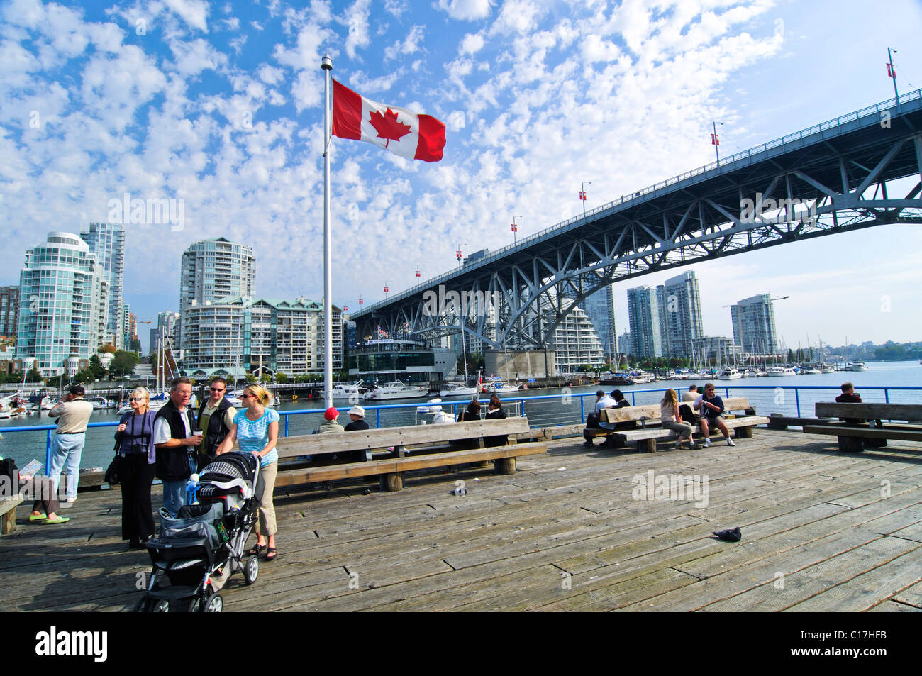Horizonte de Vancouver, vista de la isla de Granville, la bandera Canadiense, Granville Street Bridge, Vancouver, British Columbia, Canadá Foto de stock