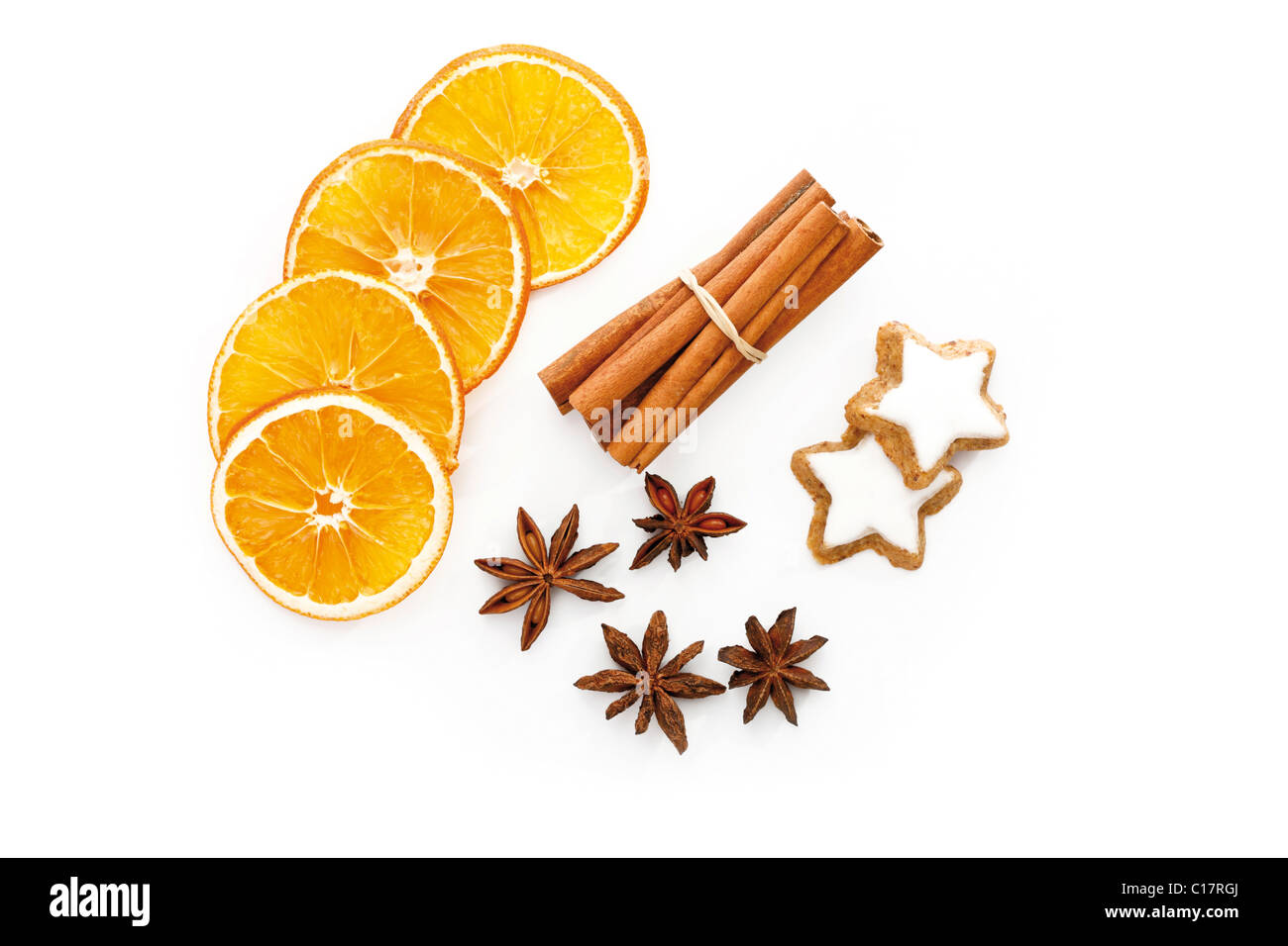 Las rodajas de naranja secos, palitos de canela, anís y canela galletas en forma de estrella Foto de stock