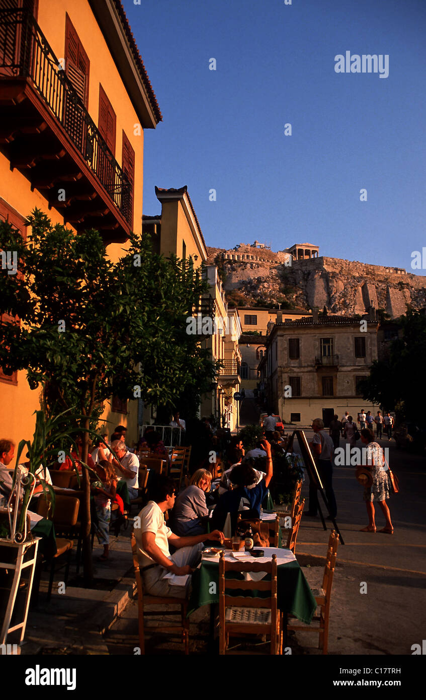 Grecia, Atenas, el pequeño pueblo de Plaka, en la base de la Acrópolis Foto de stock