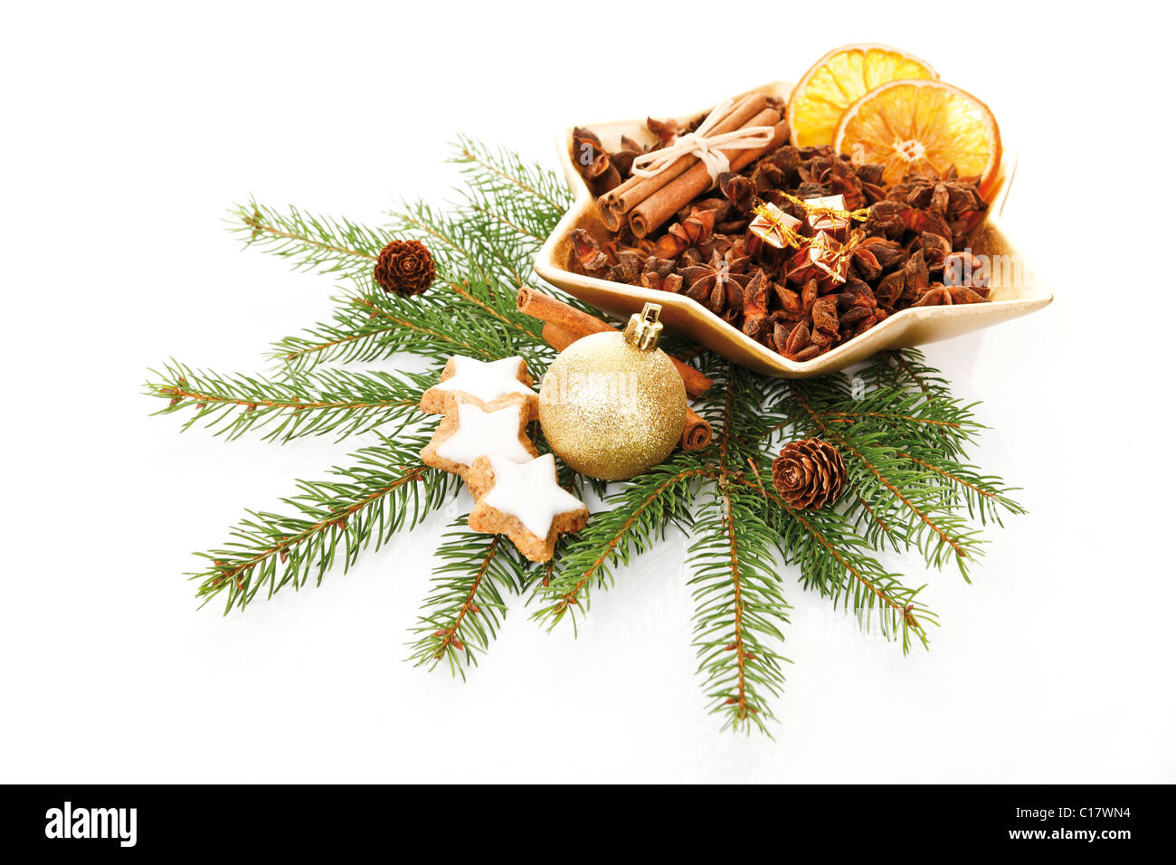 Las ramas de abeto con adornos del árbol de Navidad, estrellas de canela y una placa de navidad secos con rodajas de naranja, el anís Foto de stock
