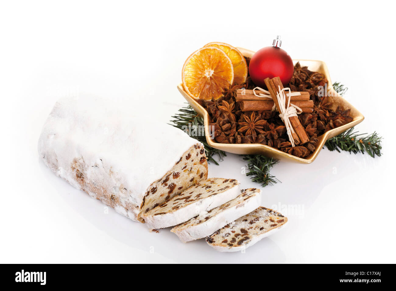 Mantequilla de almendras stollen de Navidad con un plato de Navidad con anís estrella, canela, un árbol de Navidad y adornos de secado Foto de stock