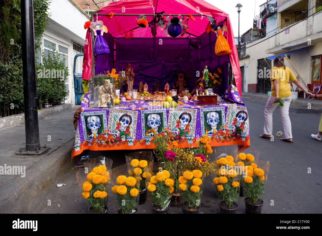 Día de Muertos ofrenda (altar) en la parte de atrás de un camión con muchas  imágenes de la santa muerte en Xochimilco, México Fotografía de stock -  Alamy