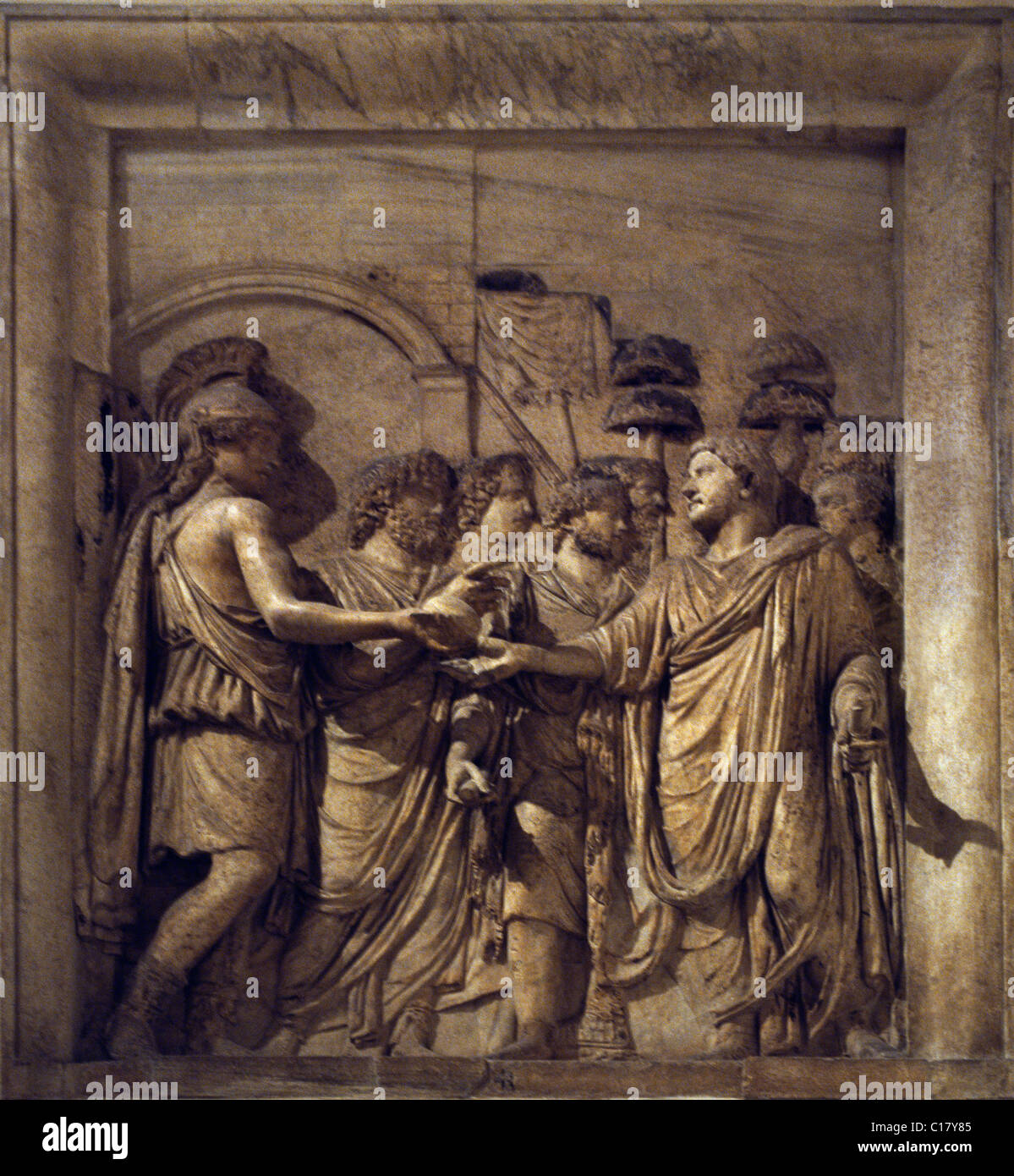 Roma Italia Museo Capitolino socorro entrando en la ciudad de Adriano, acogido por la diosa de los romaníes y el Genio de estado Foto de stock