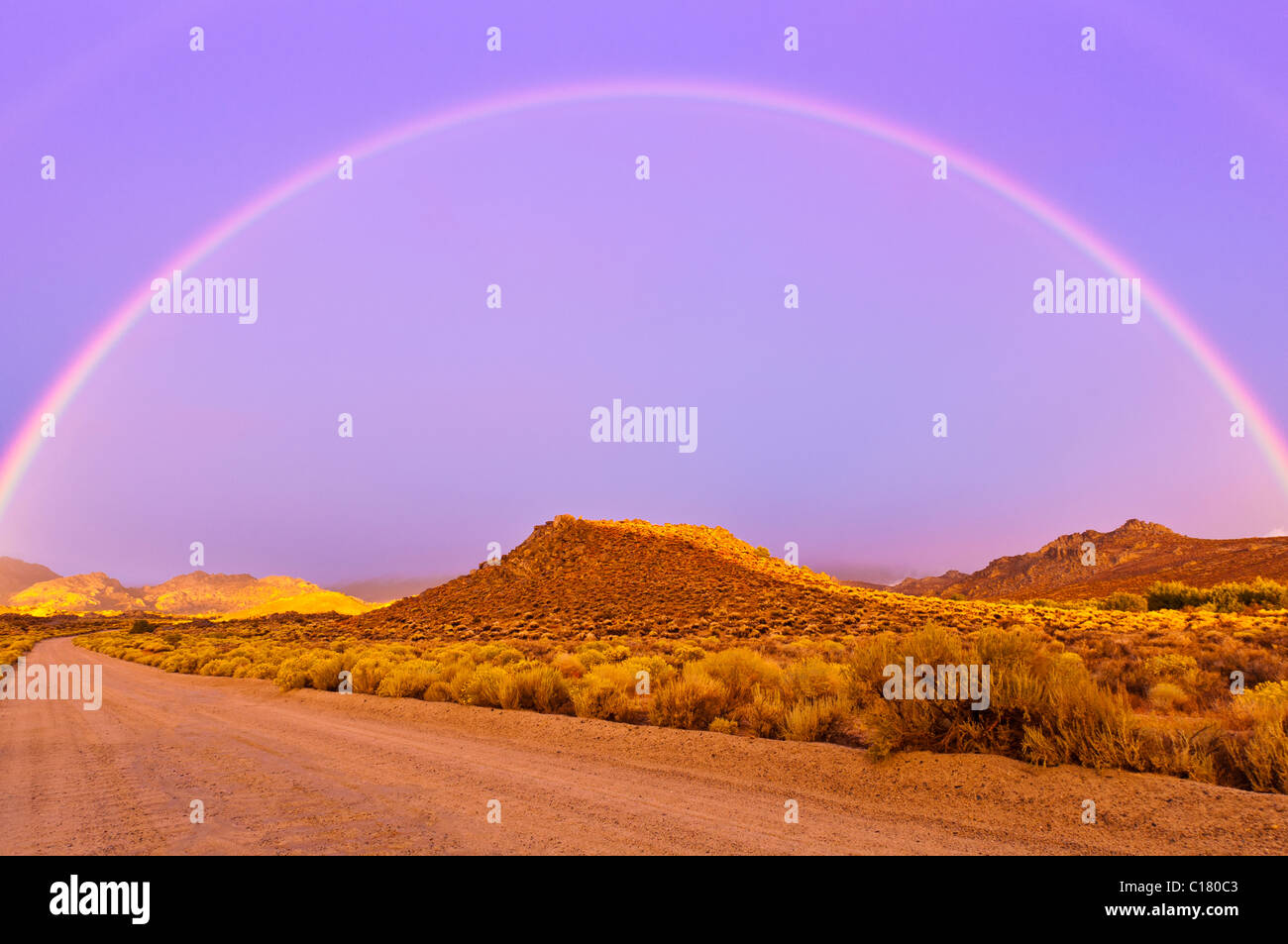 Arco iris sobre la mazada país, Sierra Nevada, Bishop, California Foto de stock