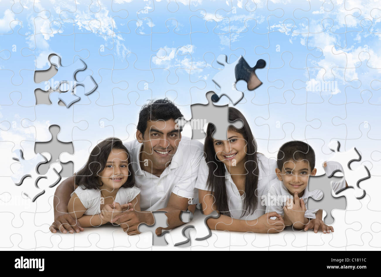 Imagen de una familia hecha de piezas de rompecabezas Fotografía de stock -  Alamy