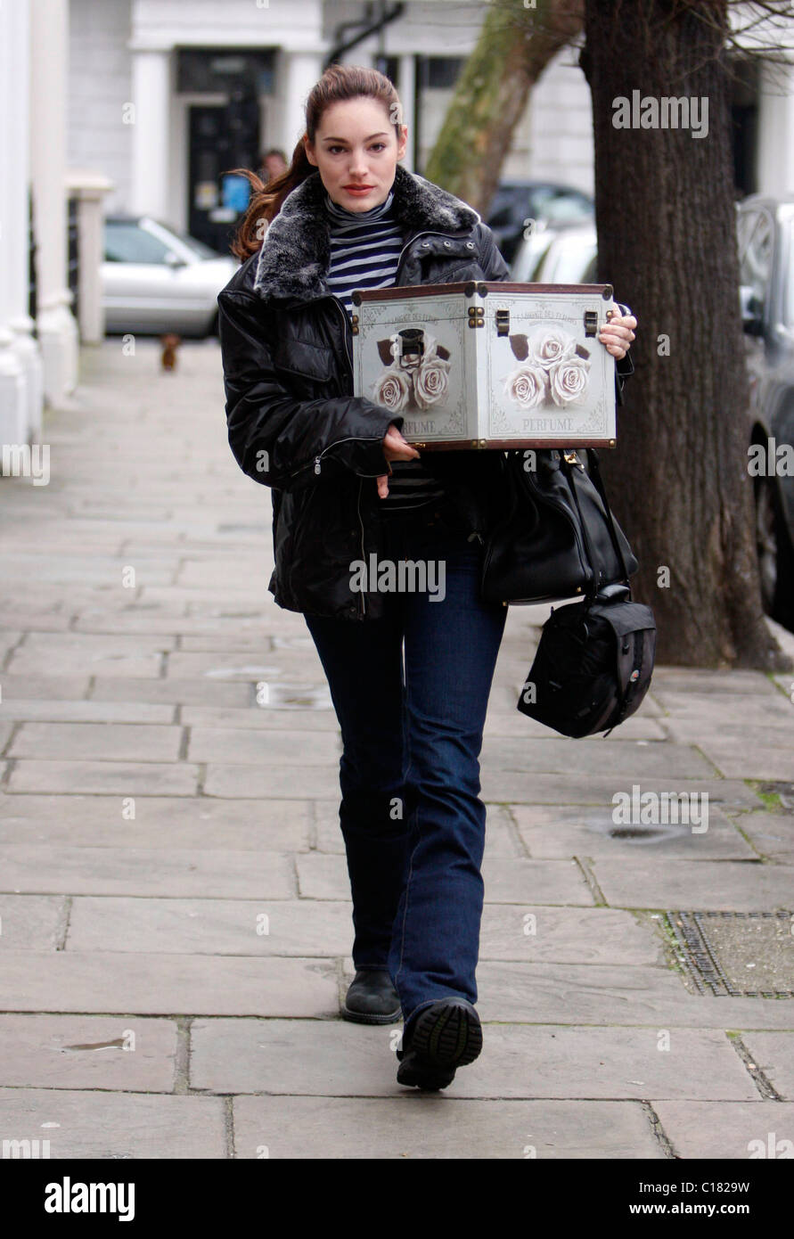 Kelly Brook salir de casa con un gran aspecto antiguo cuadro de perfume, Londres, Inglaterra - 26.02.09 Foto de stock