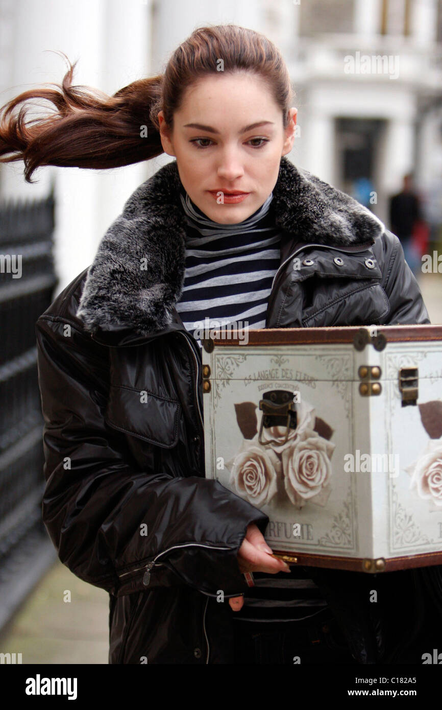 Kelly Brook salir de casa con un gran aspecto antiguo cuadro de perfume, Londres, Inglaterra - 26.02.09 Foto de stock