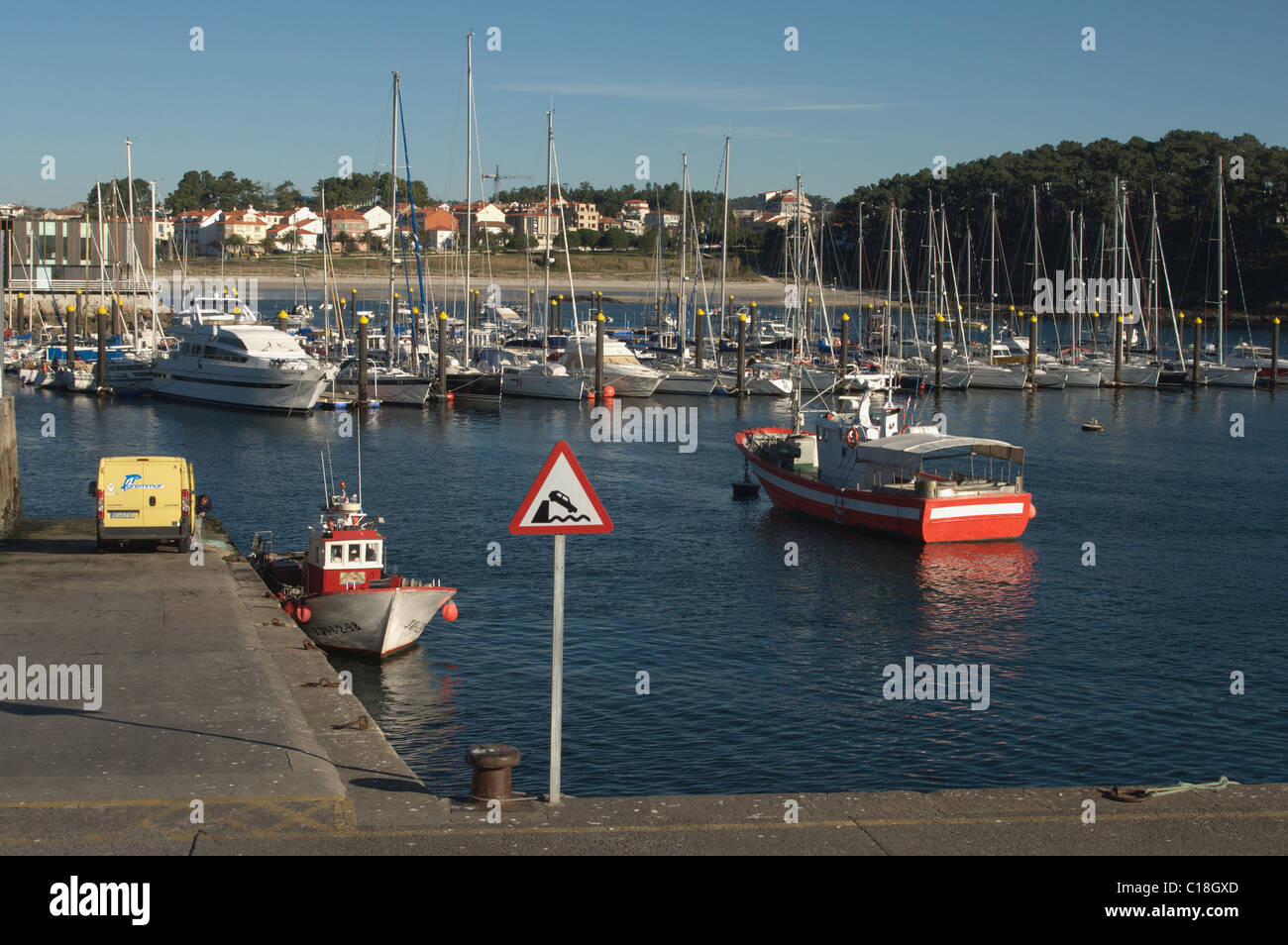 Atticus terminado mínimo Portonovo puerto pesquero, el puerto deportivo y la playa de Baltar.  Sanxenxo, Pontevedra, Galicia, España Fotografía de stock - Alamy