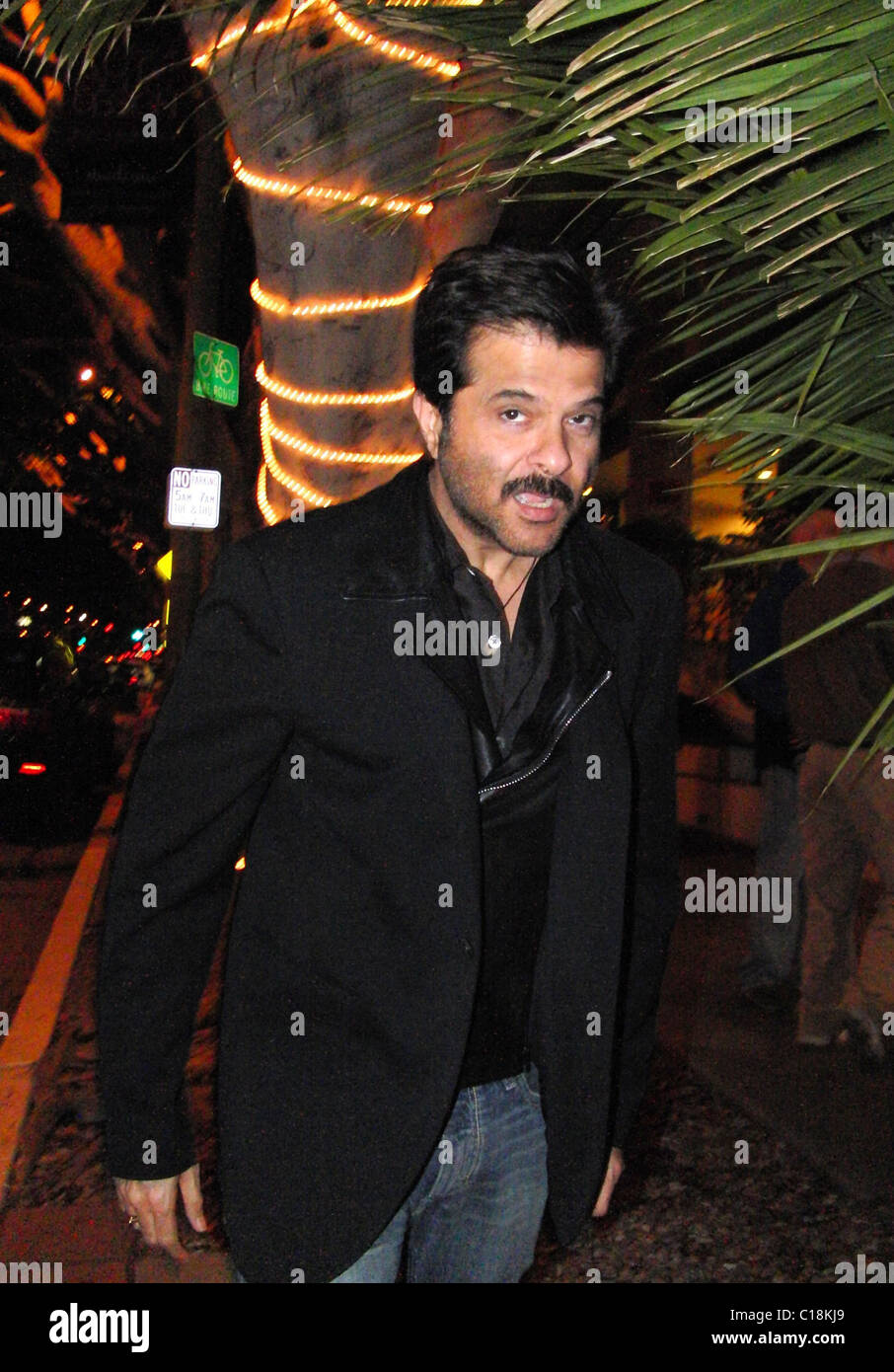 Anil Kapoor, quien desempeña Prem Kumar en la oscarizada 'Slumdog Millionaire' de llegar para la cena en el restaurante Madeos Fotografía de stock - Alamy Anil Kapoor, quien desempeña Prem Kumar en la oscarizada 'Slumdog Millionaire' de llegar para la cena en el restaurante Madeos Fotografía de stock - Alamy