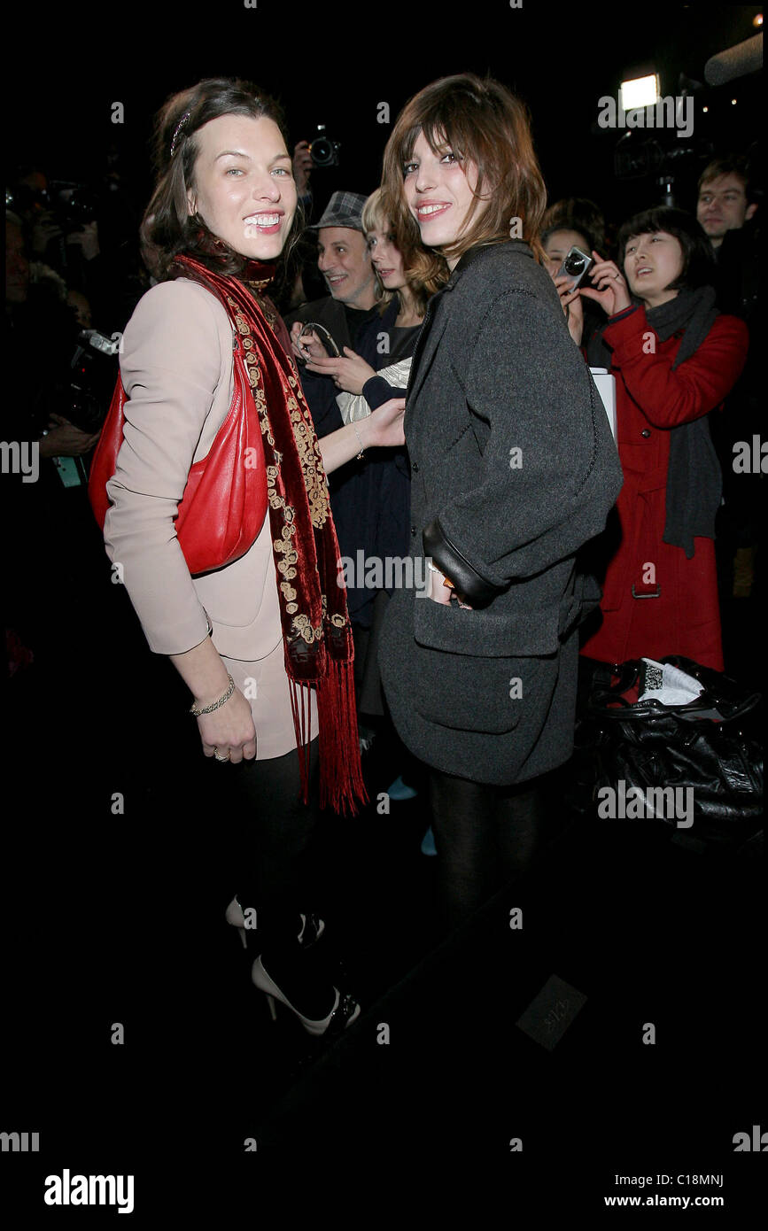 Lou Dillon y Milla Jovovich Nina Ricci Fashion Show - listo para ponerse 2009-2010 Colección Paris, Francia - 05.03.09 Foto de stock