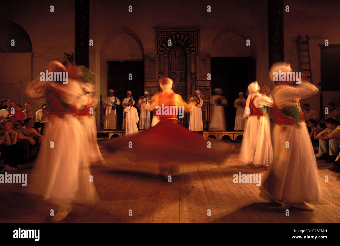Egipto, El Cairo, giros o bailando en el Mausoleo El-Ghouri derviche Foto de stock