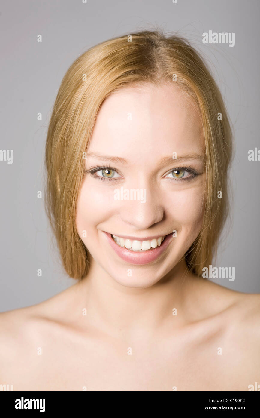 Retrato de una joven mujer rubia Foto de stock