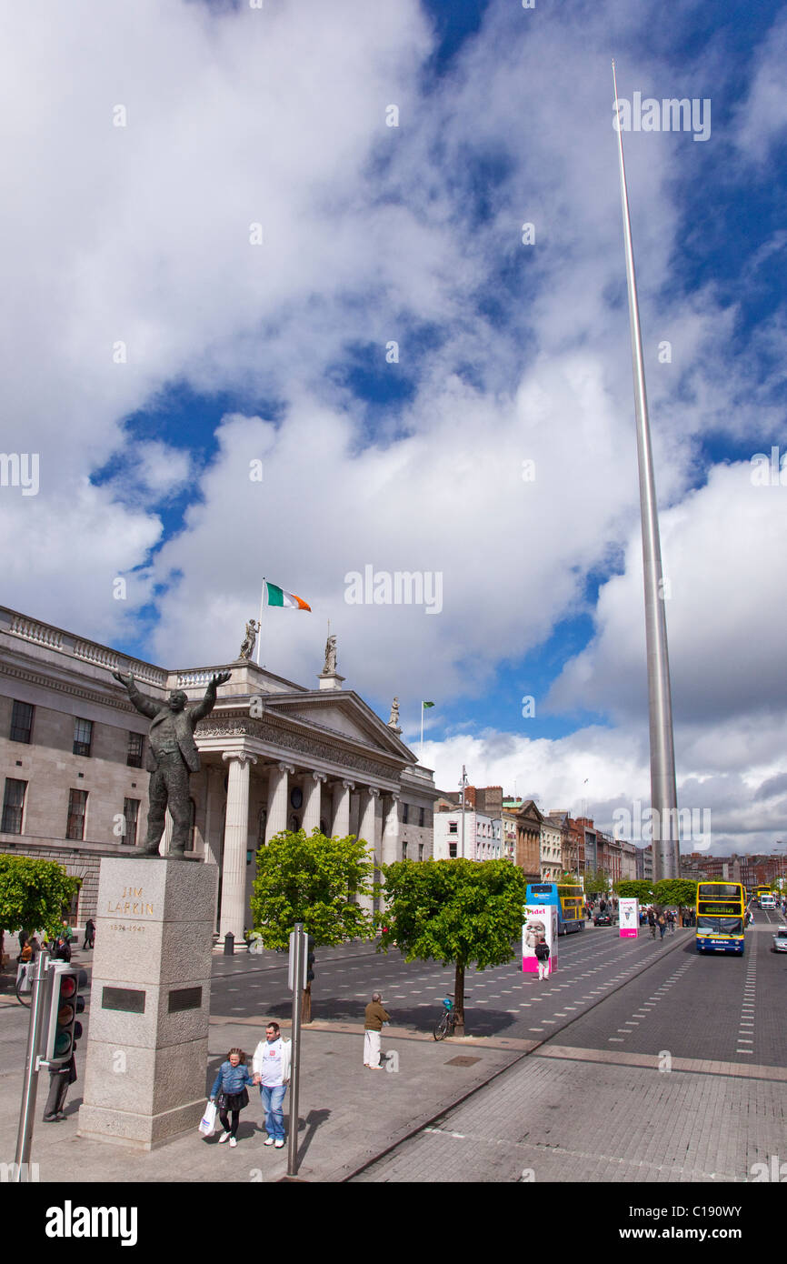 Escultura de Jim Larkin Spire Monumento y la oficina principal de correos de O'Connell St Street en el centro de Dublín Irlanda Eire República Irlandesa E Foto de stock