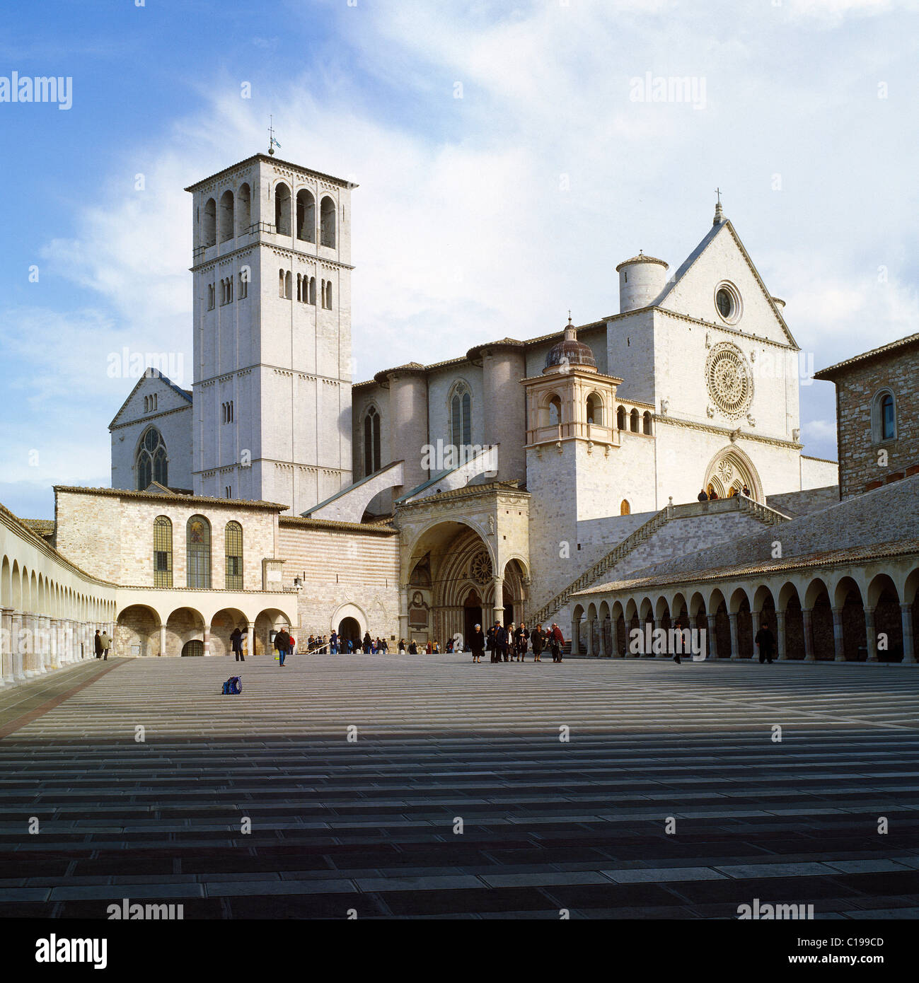 Iglesia y Monasterio de San Francisco, vista desde Piazza Inferiore, Assisi, Umbria, Italia, Europa Foto de stock