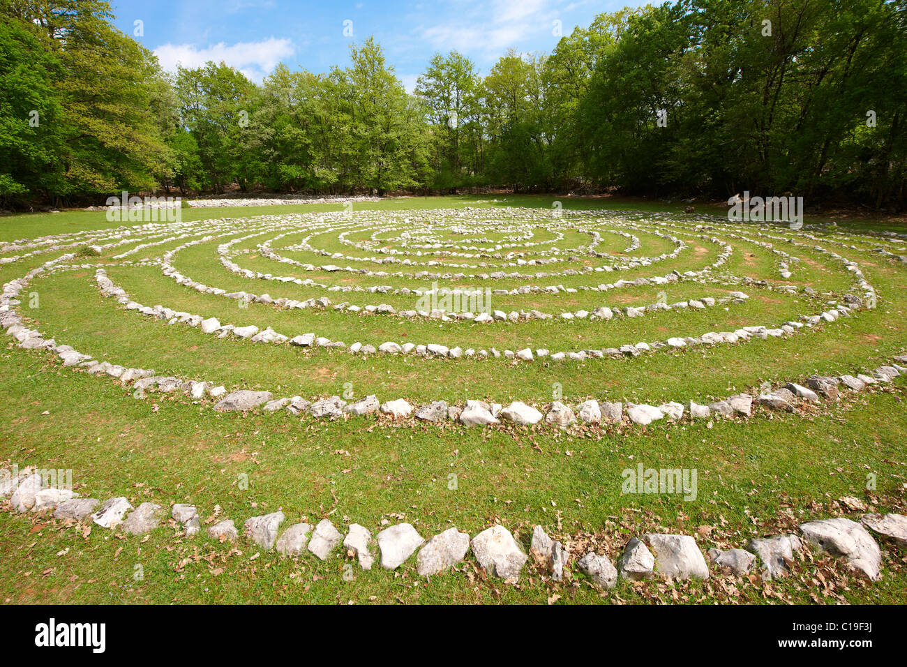 Vesna's Labyrinth - Bosque de Tramuntana; Isla de Cres Croacia Foto de stock