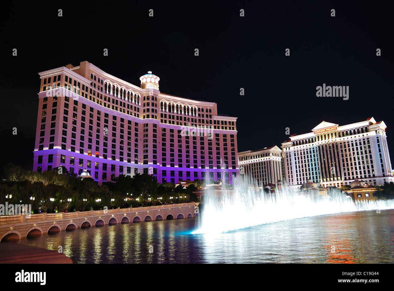 Las Vegas, Nevada, el Bellagio fountain show con luces de colores  Fotografía de stock - Alamy