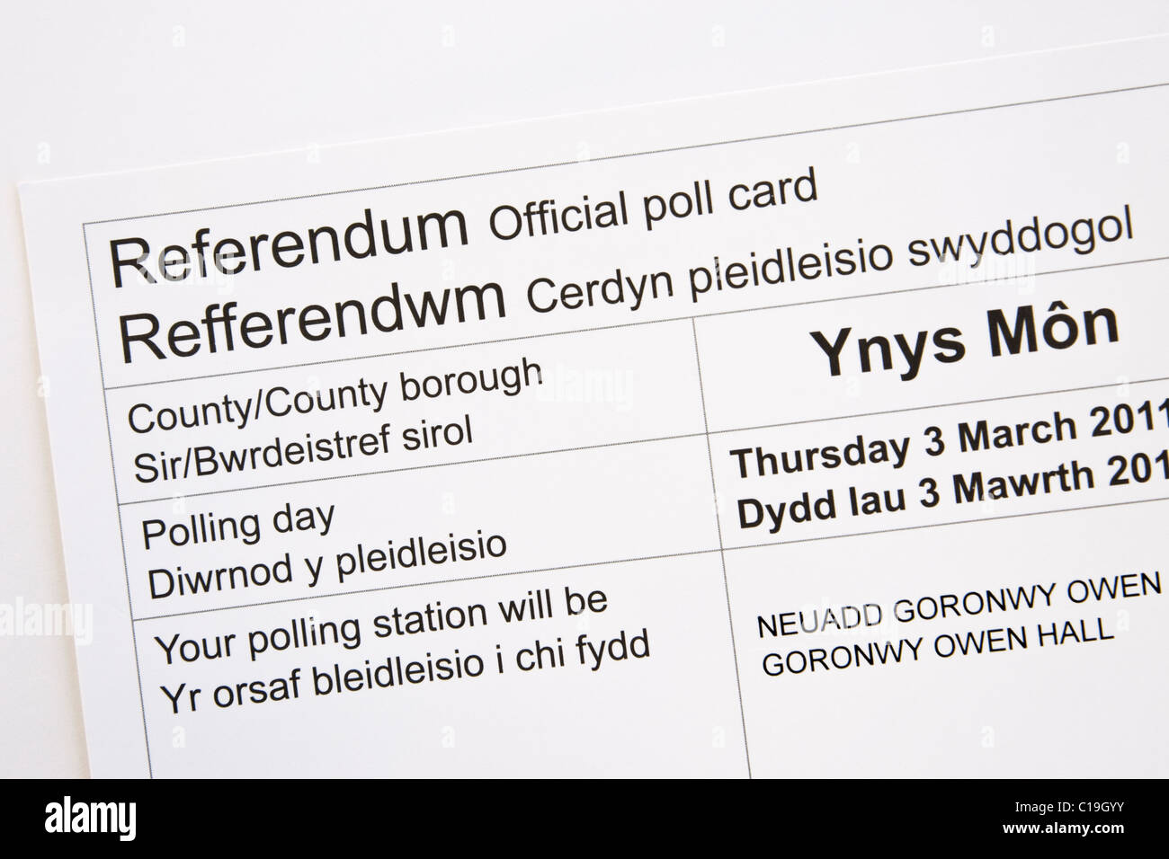 2011 Referéndum Galés encuesta oficial tarjeta para Anglesey para votar sí o no de facultades extraordinarias para el Gobierno de la Asamblea Galesa. Gales UK Foto de stock