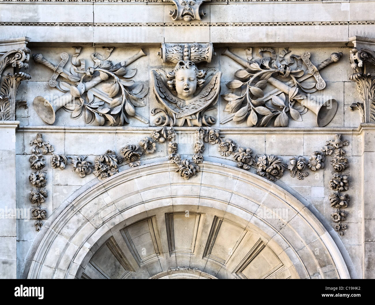 Escultura Decorativa Florido De Querubin Cuernos Y Frondoso Swags Encima De Una Ventana De La Catedral De San Pablo En Londres Fotografia De Stock Alamy Escultura Decorativa Florido De Querubin Cuernos Y Frondoso Swags Encima De Una Ventana De La Catedral De San Pablo En Londres Fotografia De Stock Alamy