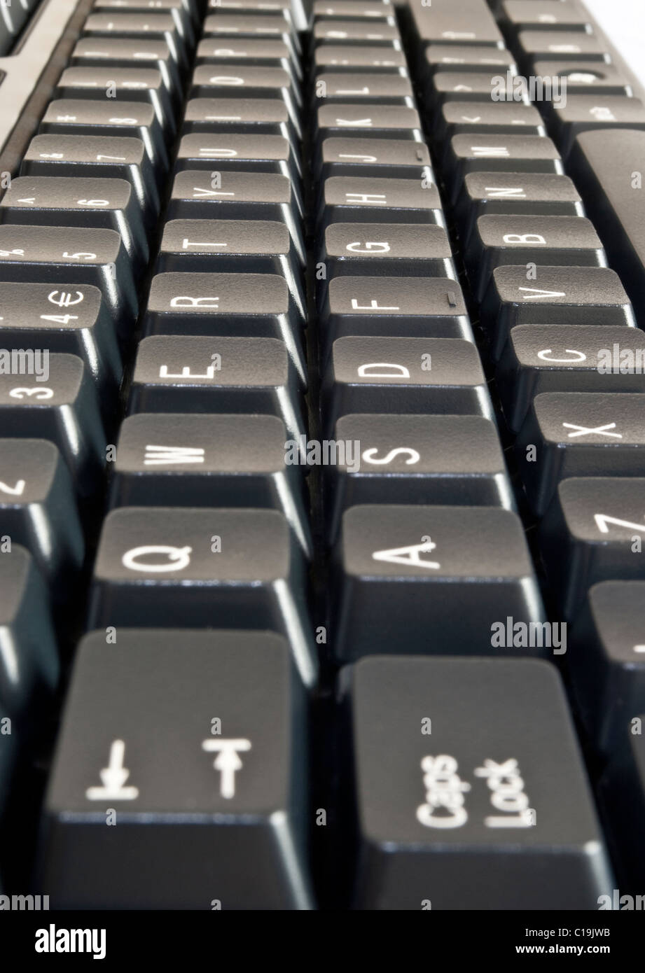 Primer plano vertical en negro de las teclas del teclado de ordenador Foto de stock