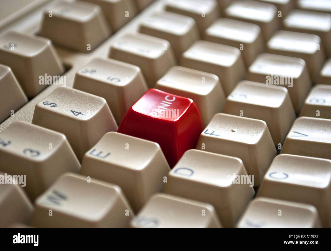 Primer plano sobre el botón rojo de pánico en un teclado de ordenador. Foto de stock