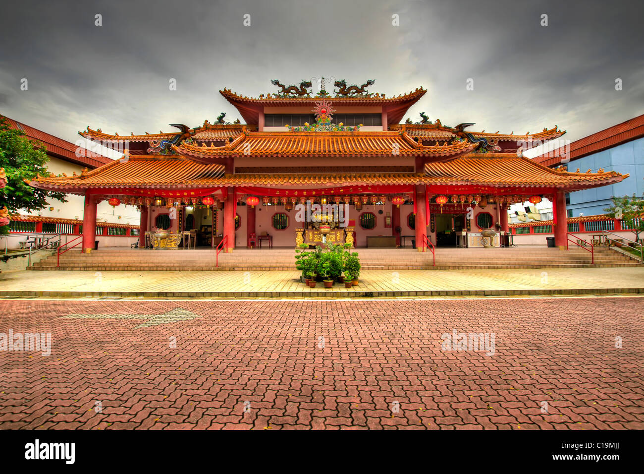 Templo Taoísta chino Plaza principal pavimentada en Singapur. Foto de stock