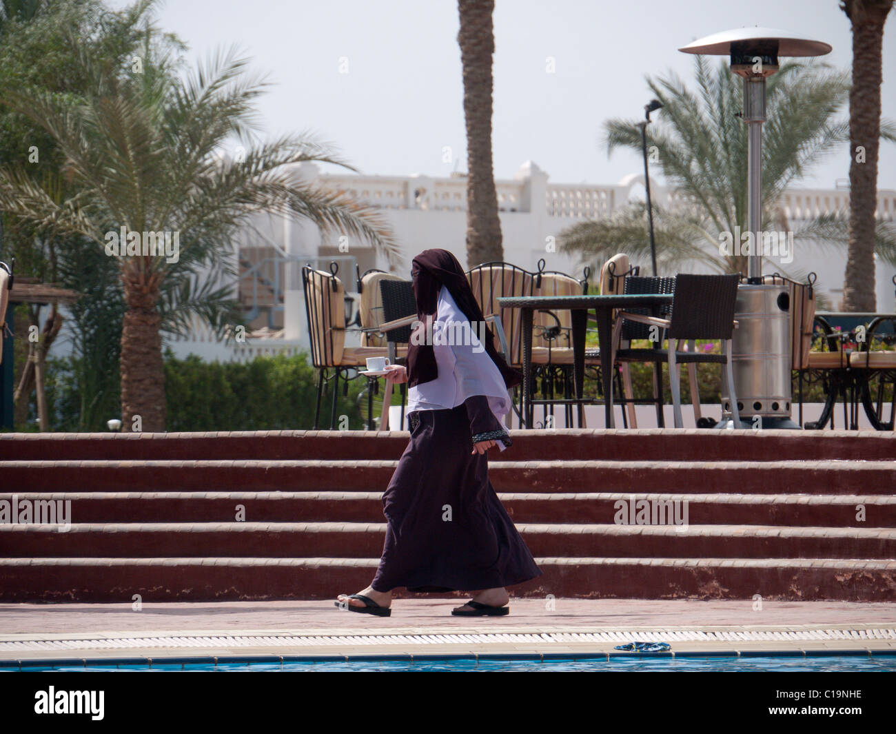 Mujer musulmana hacer yoga por la piscina Fotografía de stock - Alamy