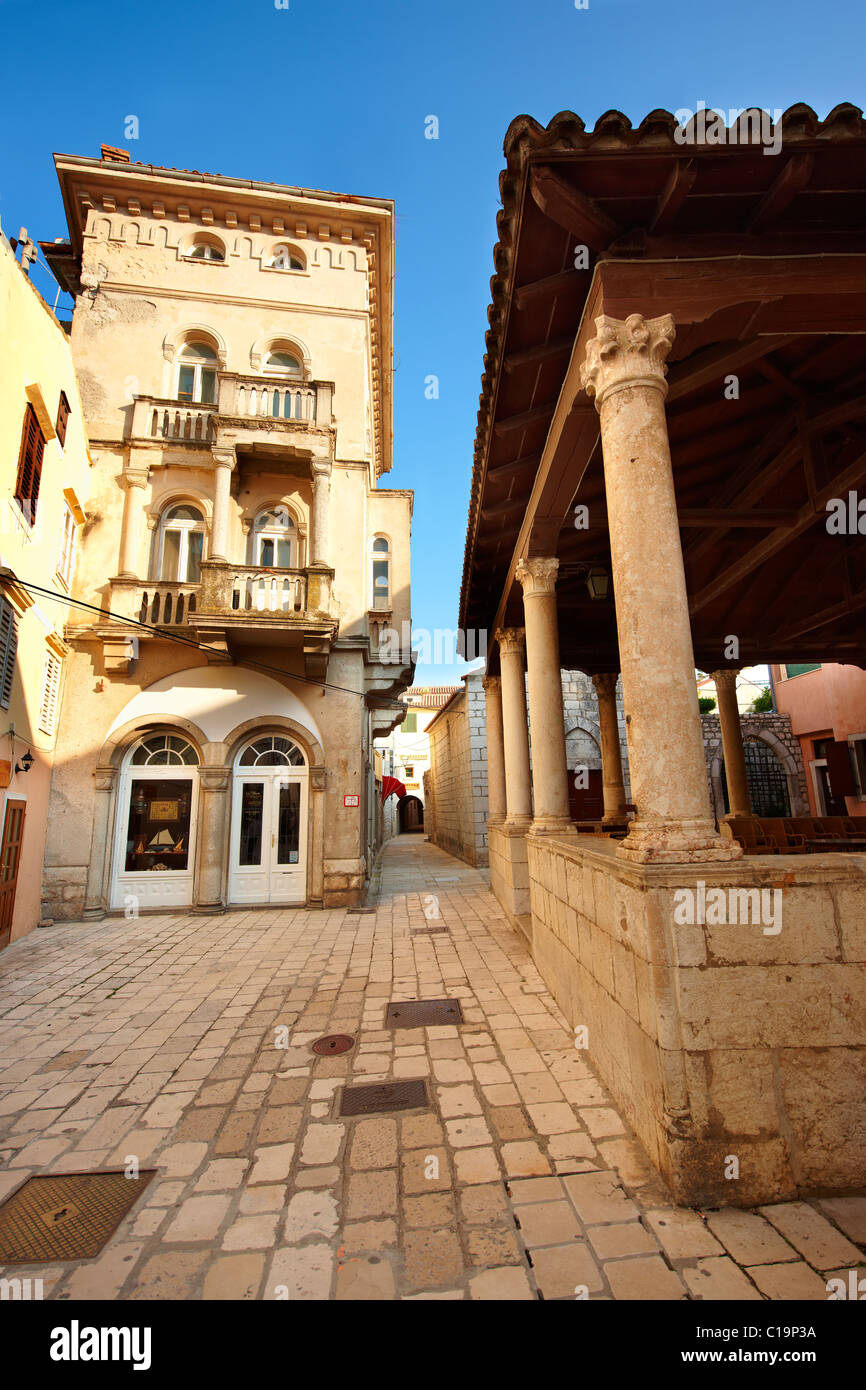 La calle principal y la Loggia de la ciudad de Rab, Croacia Foto de stock