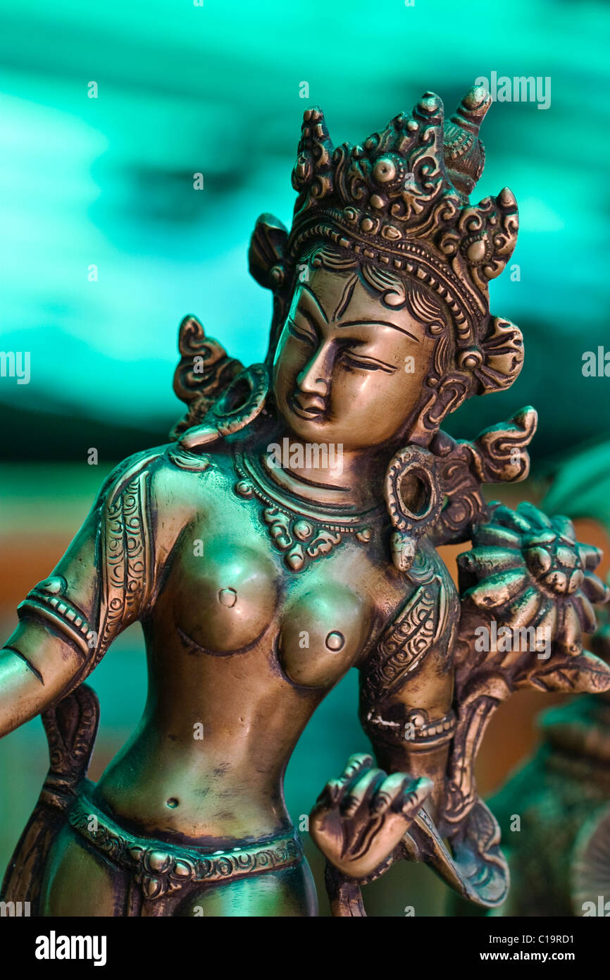 Metallic Estatua de la Diosa budista tibetano Tara (de mano Tamaño ) en una tienda, Puttaparthi, en el sur de la India Foto de stock