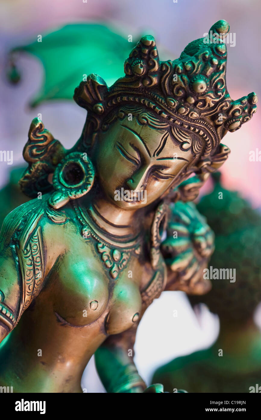 Metallic Estatua de la Diosa budista tibetano Tara (de mano Tamaño ) en una tienda, Puttaparthi, en el sur de la India Foto de stock