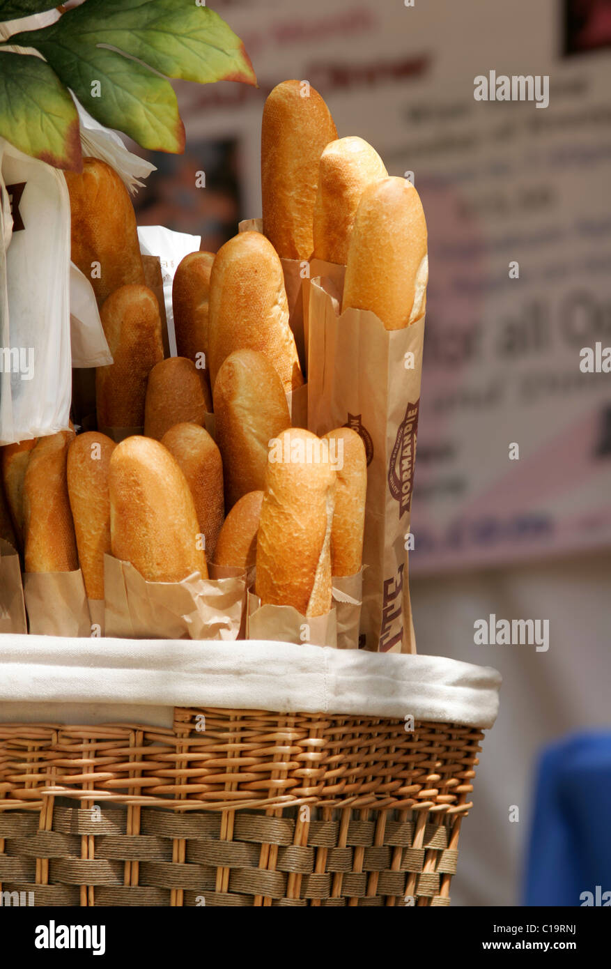 Las baguettes para la venta en el mercado del agricultor. Foto de stock
