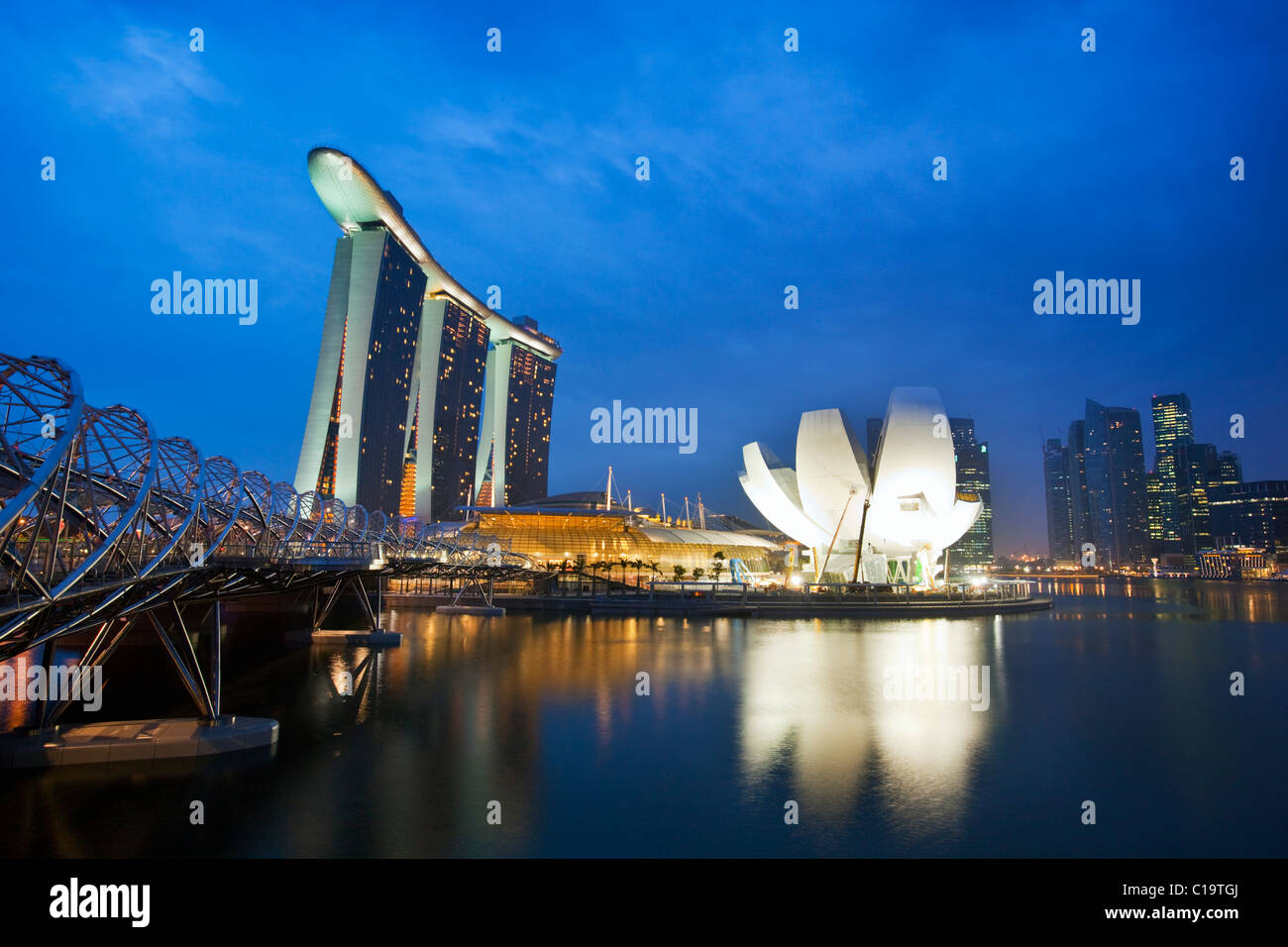 El Helix Bridge y Marina Bay Sands de Singapur. Marina Bay, Singapur Foto de stock