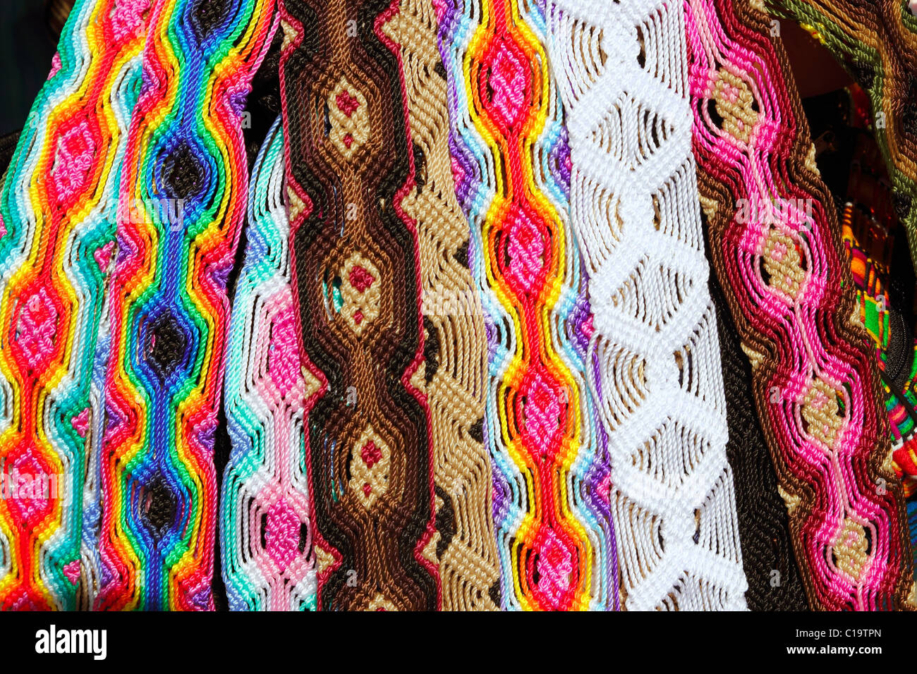 Chiapas México artesanias correas y pulseras coloridas Fotografía de stock  - Alamy
