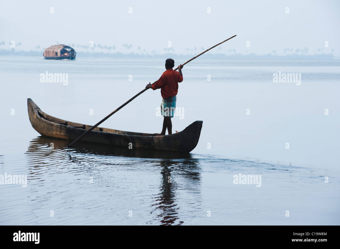 Hombre remando un bote en una laguna, remansos de Kerala, Alleppey, distrito de Alappuzha, Estado de Kerala, India Foto de stock