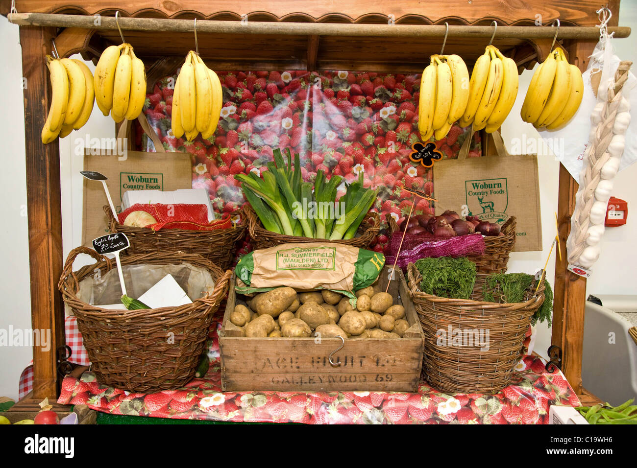 Frutas y verduras en la pantalla en una tienda en la granja Foto de stock