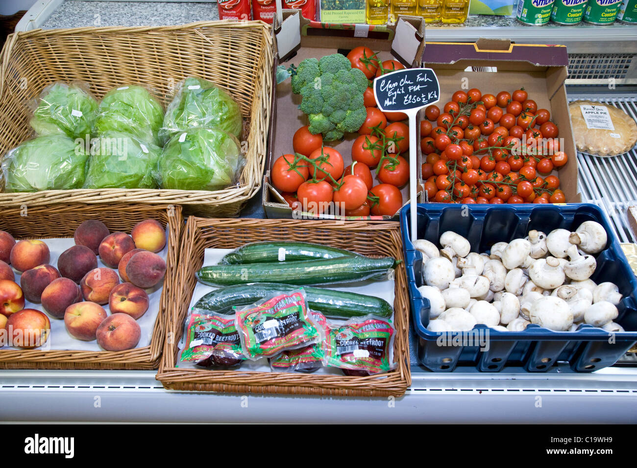 Frutas y verduras en la pantalla en una tienda en la granja Foto de stock