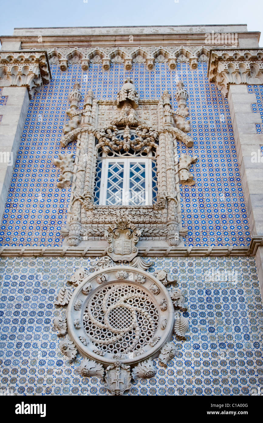 Vista de detalle de una ventana de estilo manuelino del Palacio Nacional de la pena, situado en Sintra, Portugal. Foto de stock