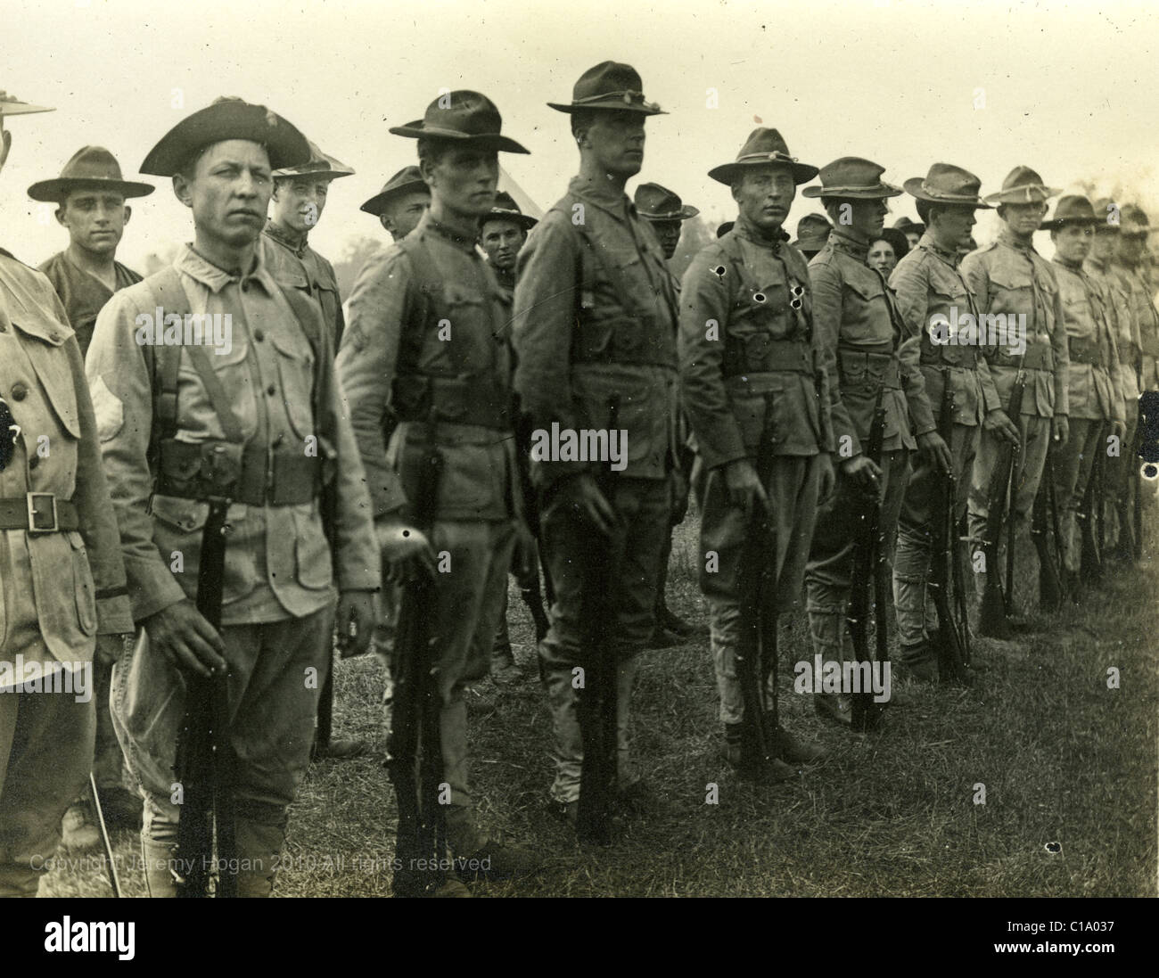 Cavalrymen standing en formación durante los 1910s uniformes del ejército militar americana Foto de stock