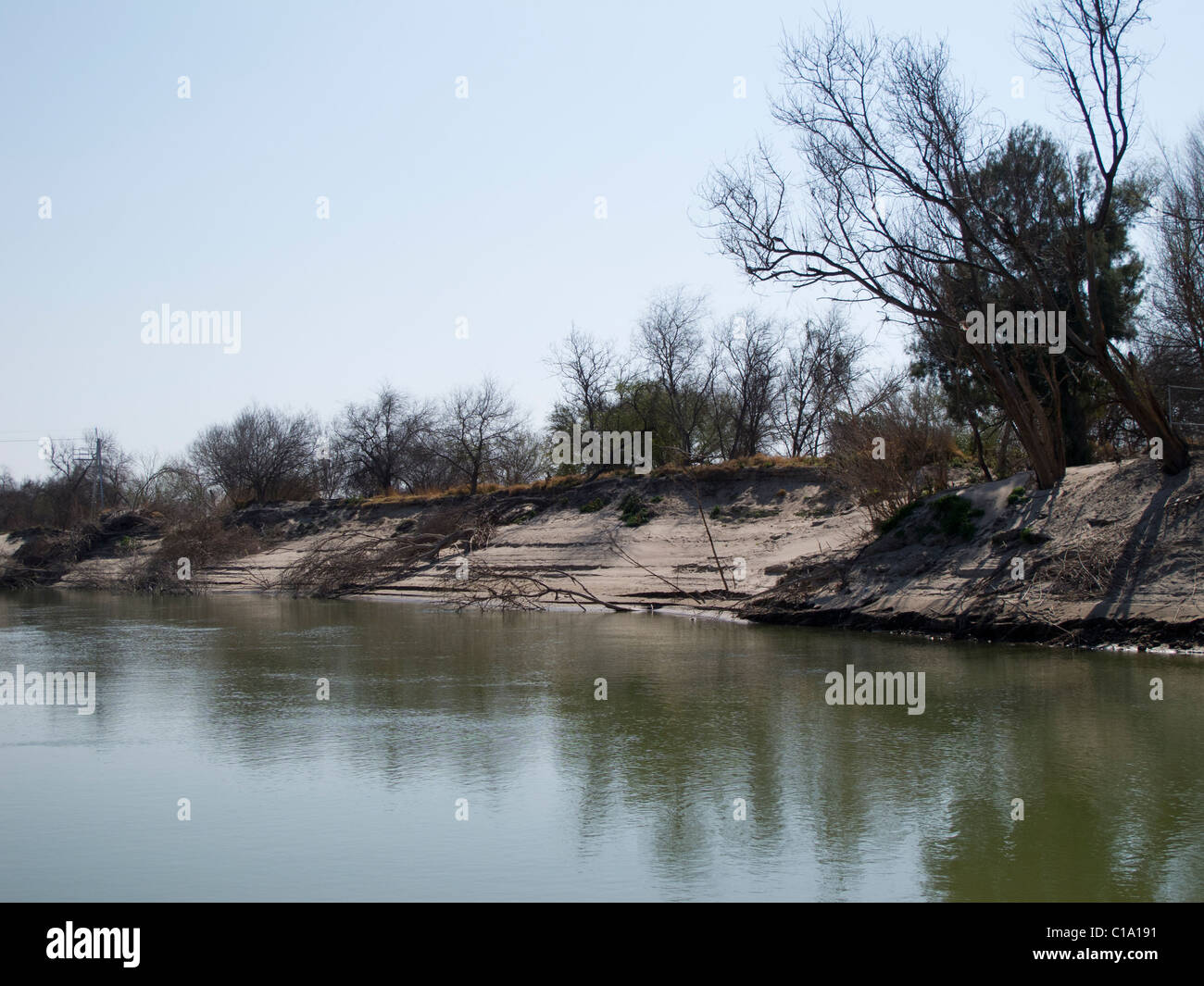 La erosión en el Río Grande, el banco después de las inundaciones, como consecuencia del Huracán Alex Foto de stock