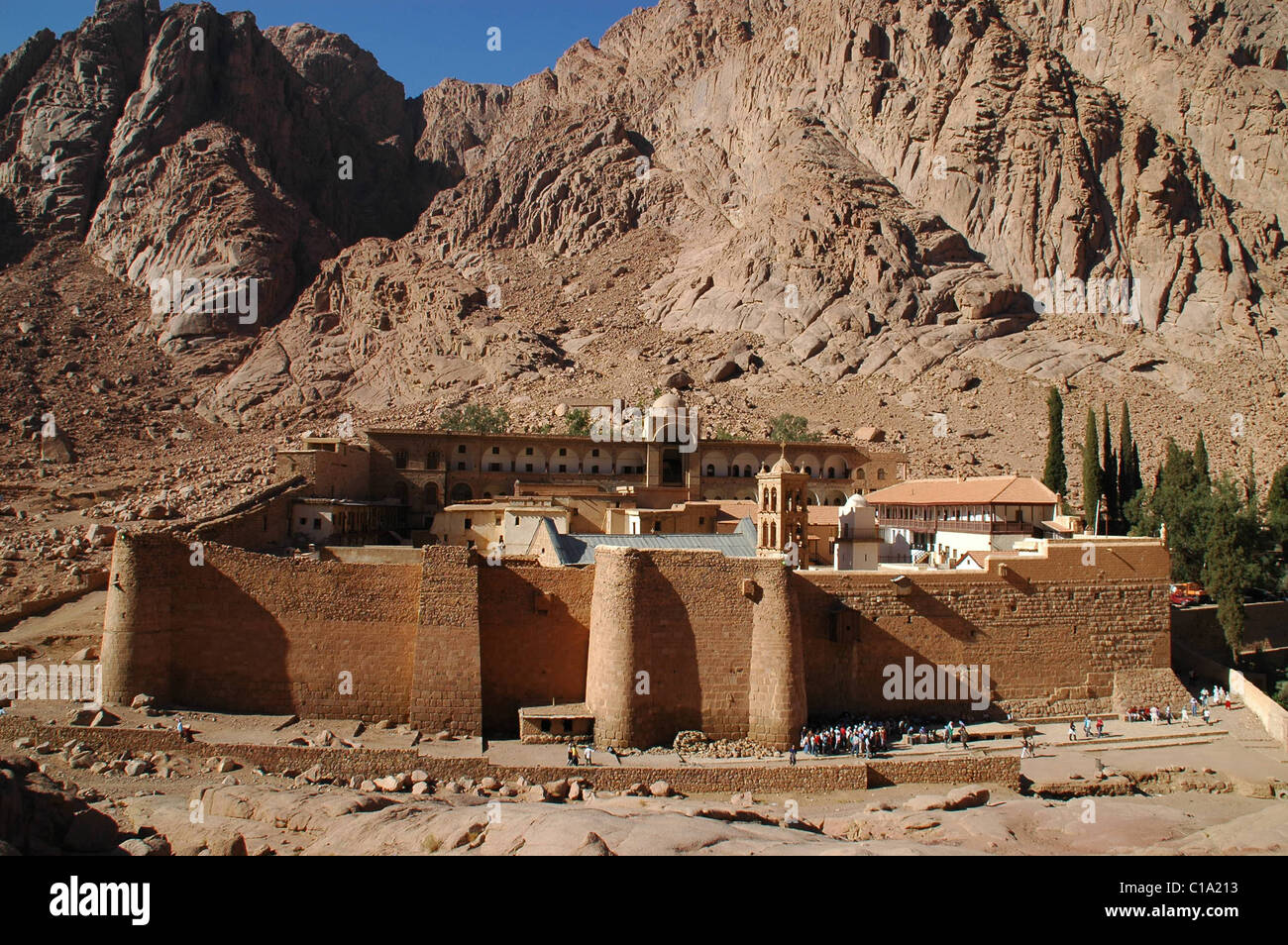 A la sombra del monte Sinaí remoto y accidentado se encuentra el más