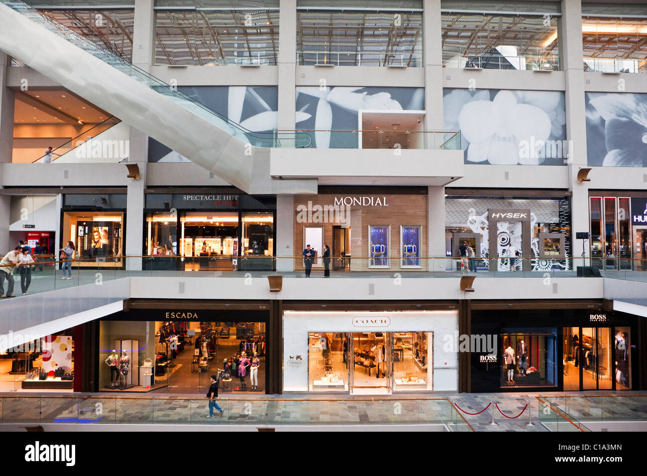 Las tiendas en Marina Bay Sands, un centro comercial en la Marina Bay Sands Hotel & Casino complejo, Singapur Foto de stock