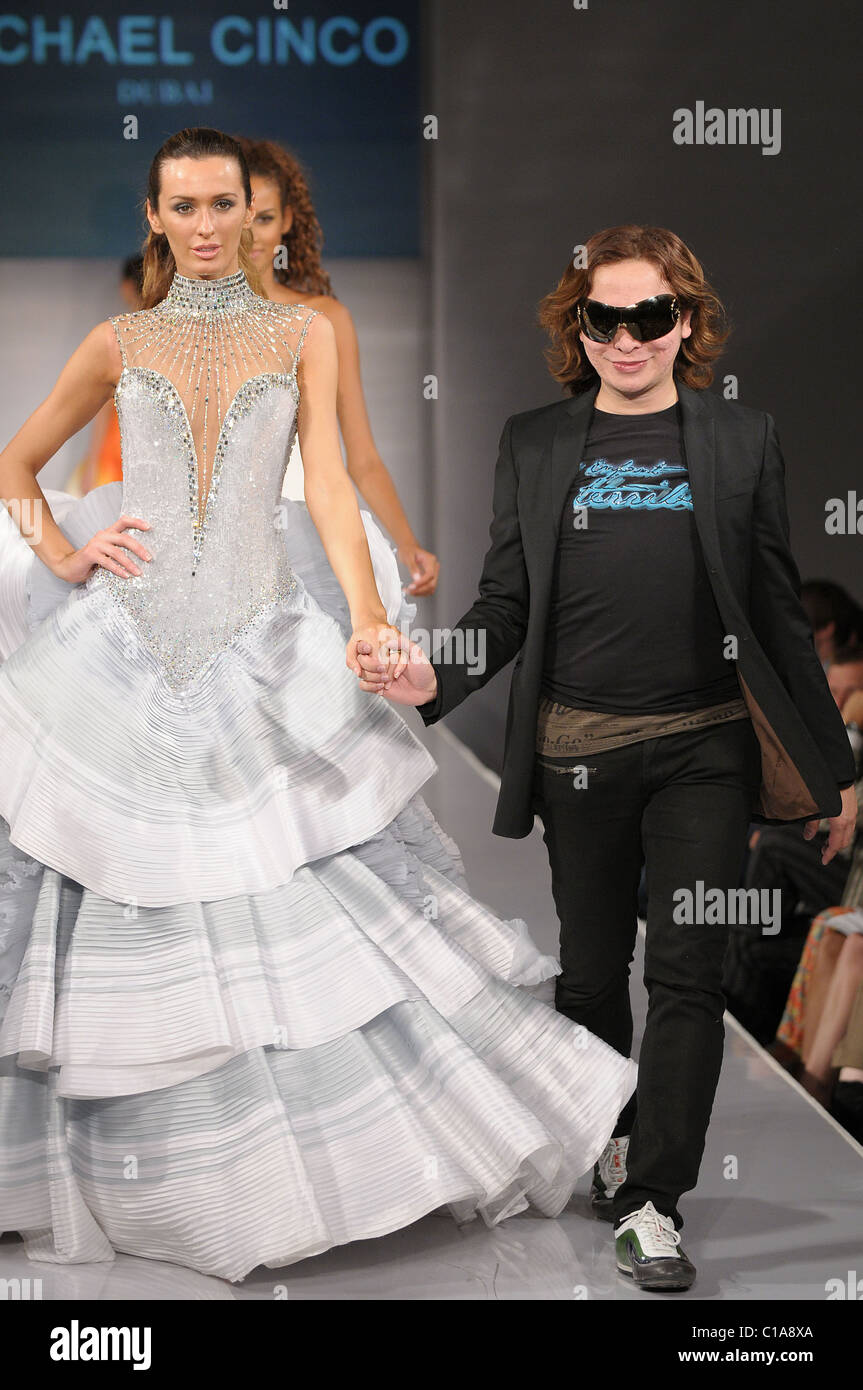 Michael Cinco Miami Fashion Week - Internacional a las economías emergentes  del este diseñador Michael Cinco desde Dubai mostrar su couture en el  Fotografía de stock - Alamy