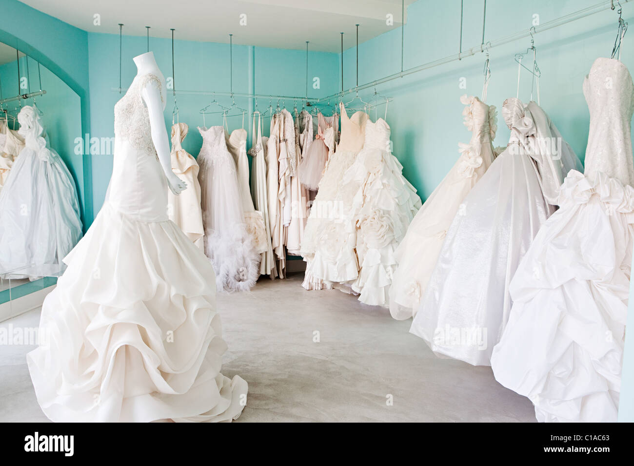 Selección de vestidos de novia en la boutique Fotografía de stock - Alamy