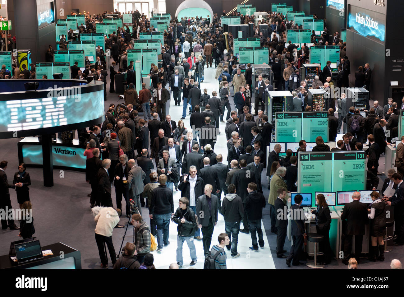 Área de exposición de IBM en el CeBIT 2011 digital y electrónica Feria en Hannover Marzo 2011 Alemania Foto de stock